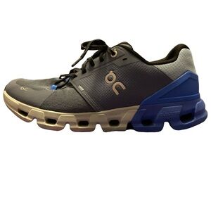 On Cloud Flyer running shoes men’s size 10 like new, great condition.